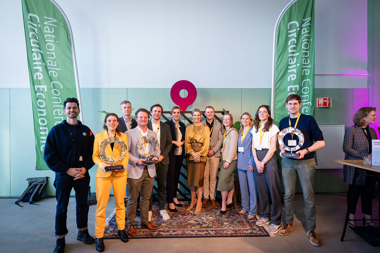 Groepsfoto personen met twee groene vlaggen nationale conferentie
