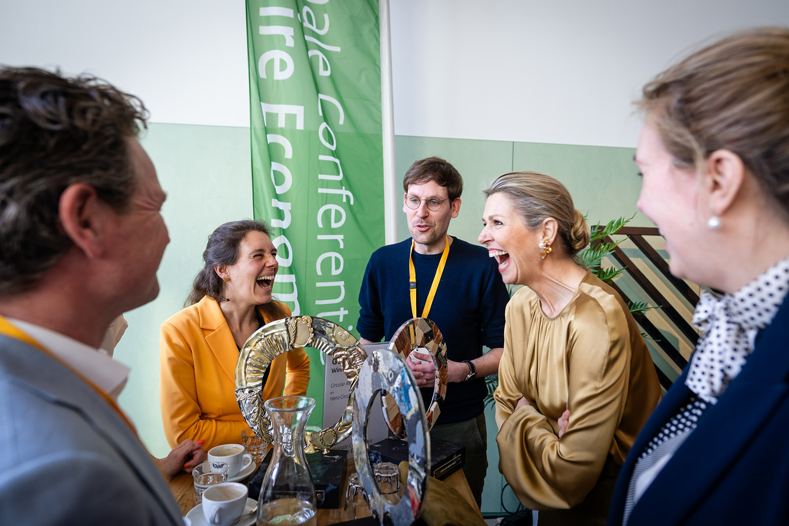 Koningin Maxima lacht met andere vrouw en man
