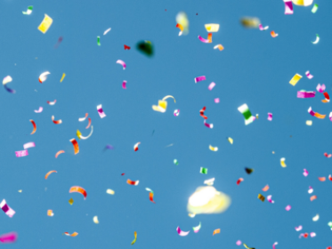 Confetti in blauwe lucht