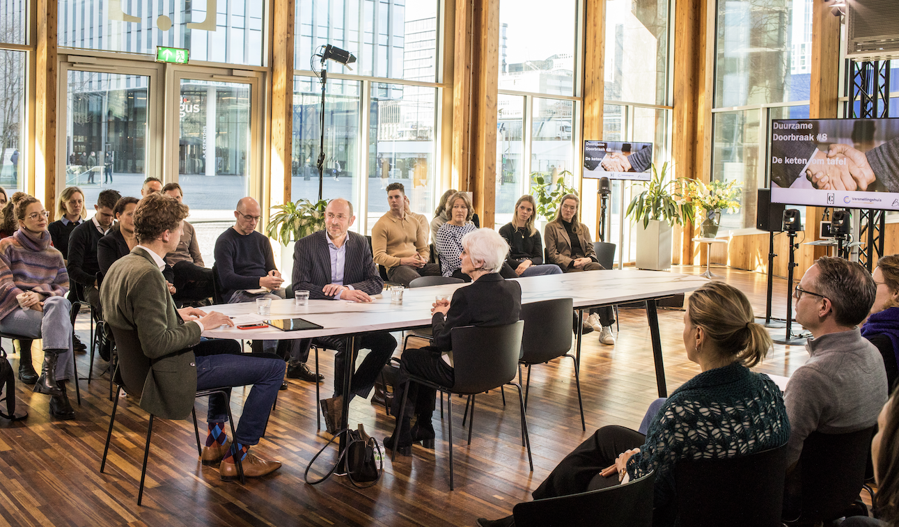 Talkshow met tafelgasten en publiek
