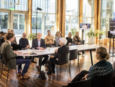 Talkshow met tafelgasten en publiek