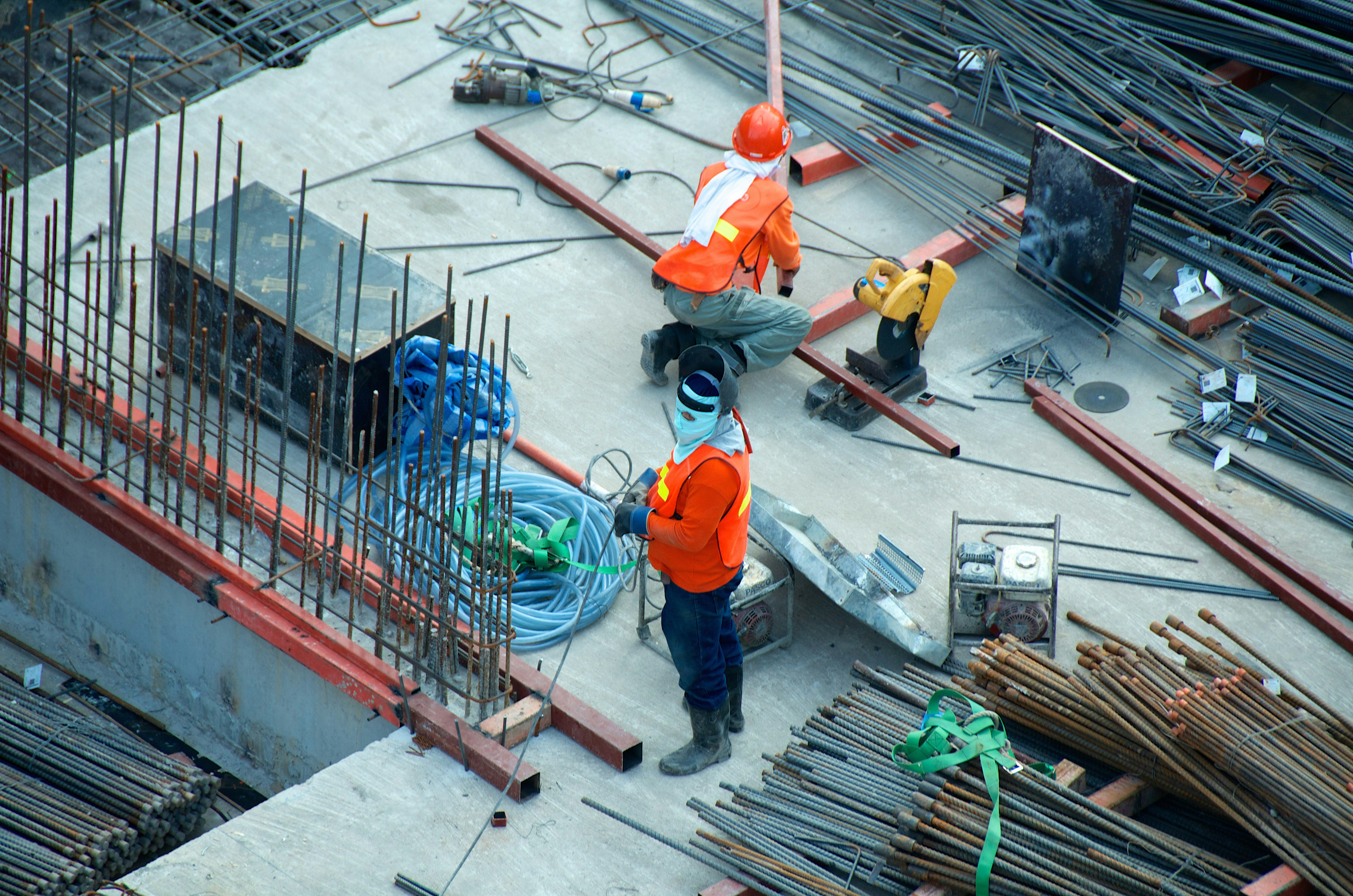 werkplaats met bouwvakkers en staal