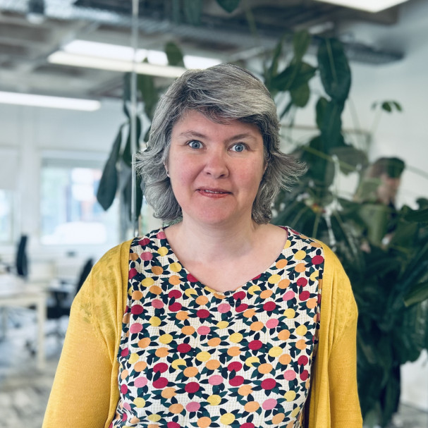 Miriam van der Kamp in geel vestje met geprint shirt