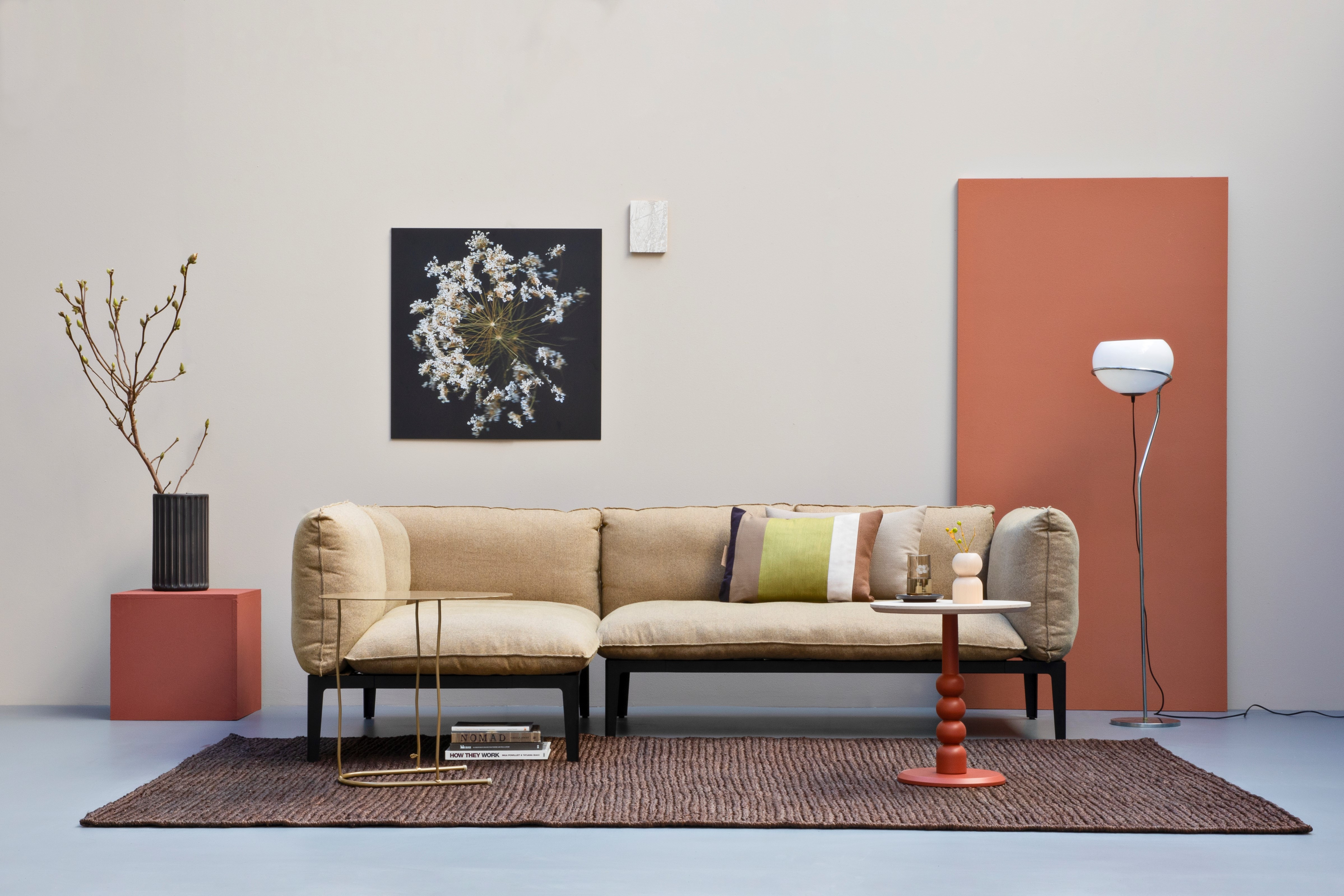 Kairos zitbank beige met woonkamersetting in terracotta en bruin kleed