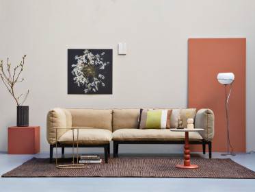 Kairos zitbank beige met woonkamersetting in terracotta en bruin kleed