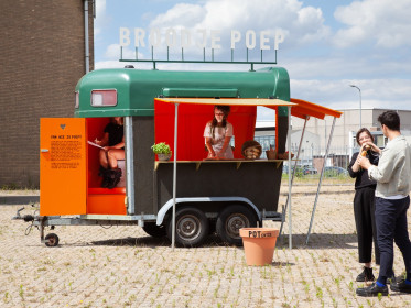 Foodtruck kar groen en oranje met broodje
