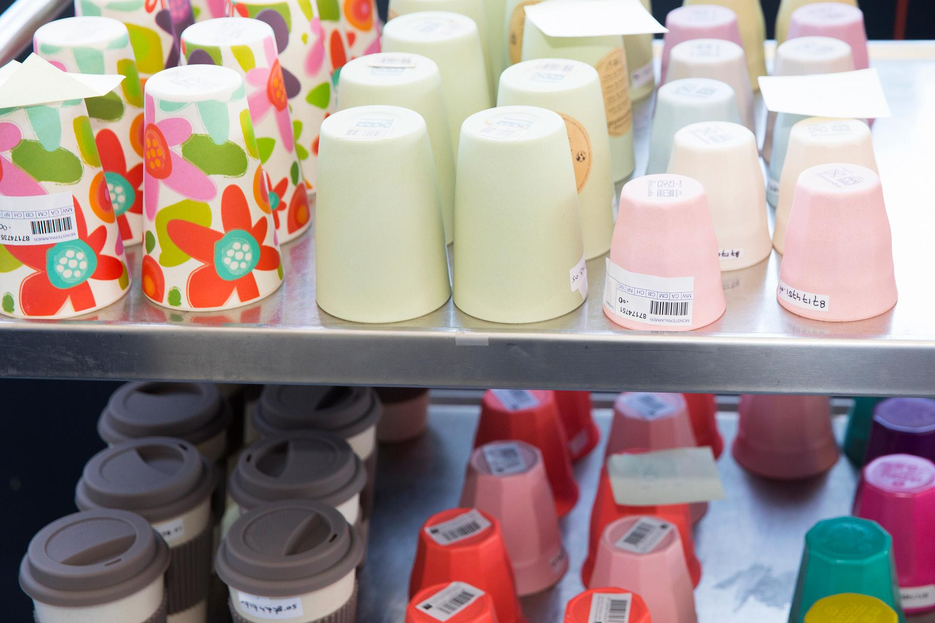 Gekleurde Koffiebekers in schap