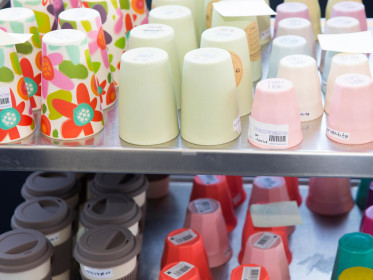 Gekleurde Koffiebekers in schap