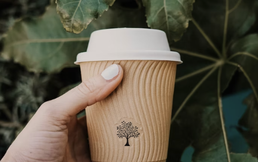 Koffiebeker in de hand close up
