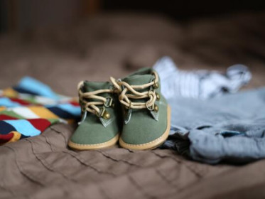 Groene kinderschoentjes close up