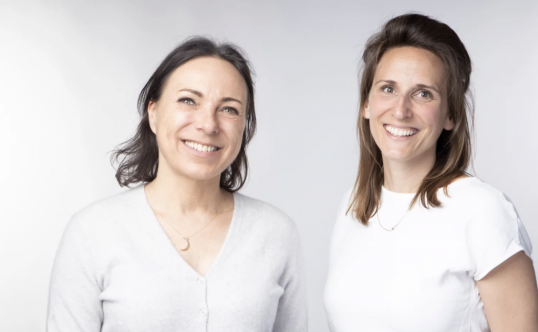 twee vrouwen met wit tshirt en wit vestje poseren close up