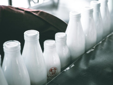 Flesjes met melk close up