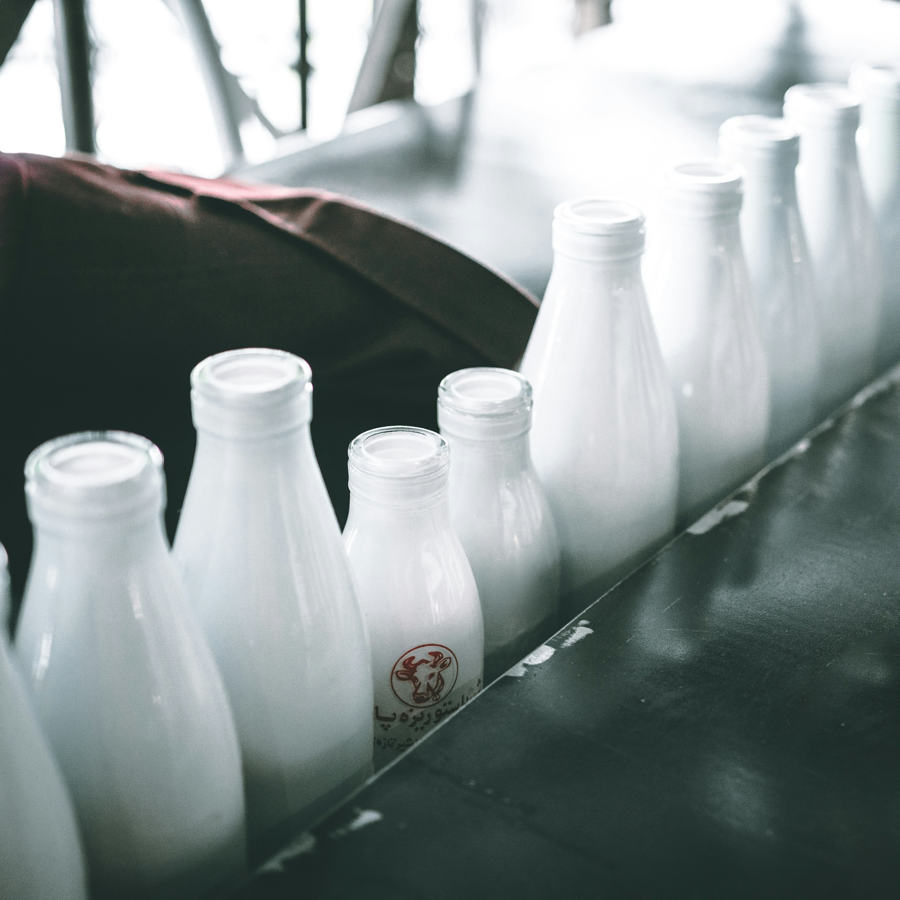 Flesjes met melk close up