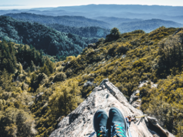 Uitzicht op berg vanaf perspectief persoon met schoenen