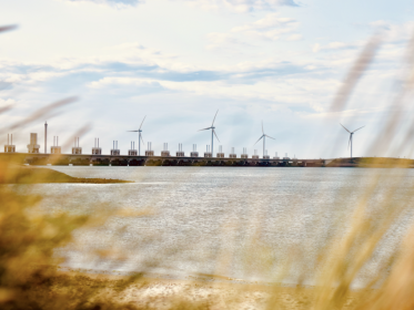 Windmolenpark op afsluitdijk