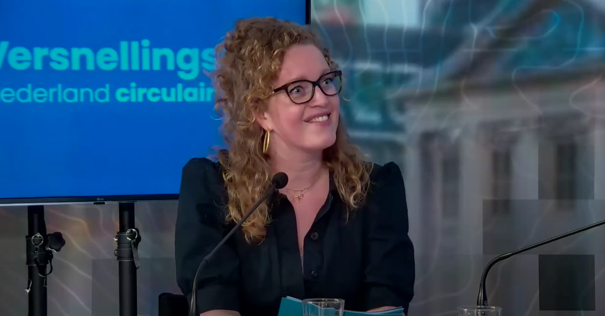 Marloes Gerritsen van het Versnellingshuis aan de presentatietafel