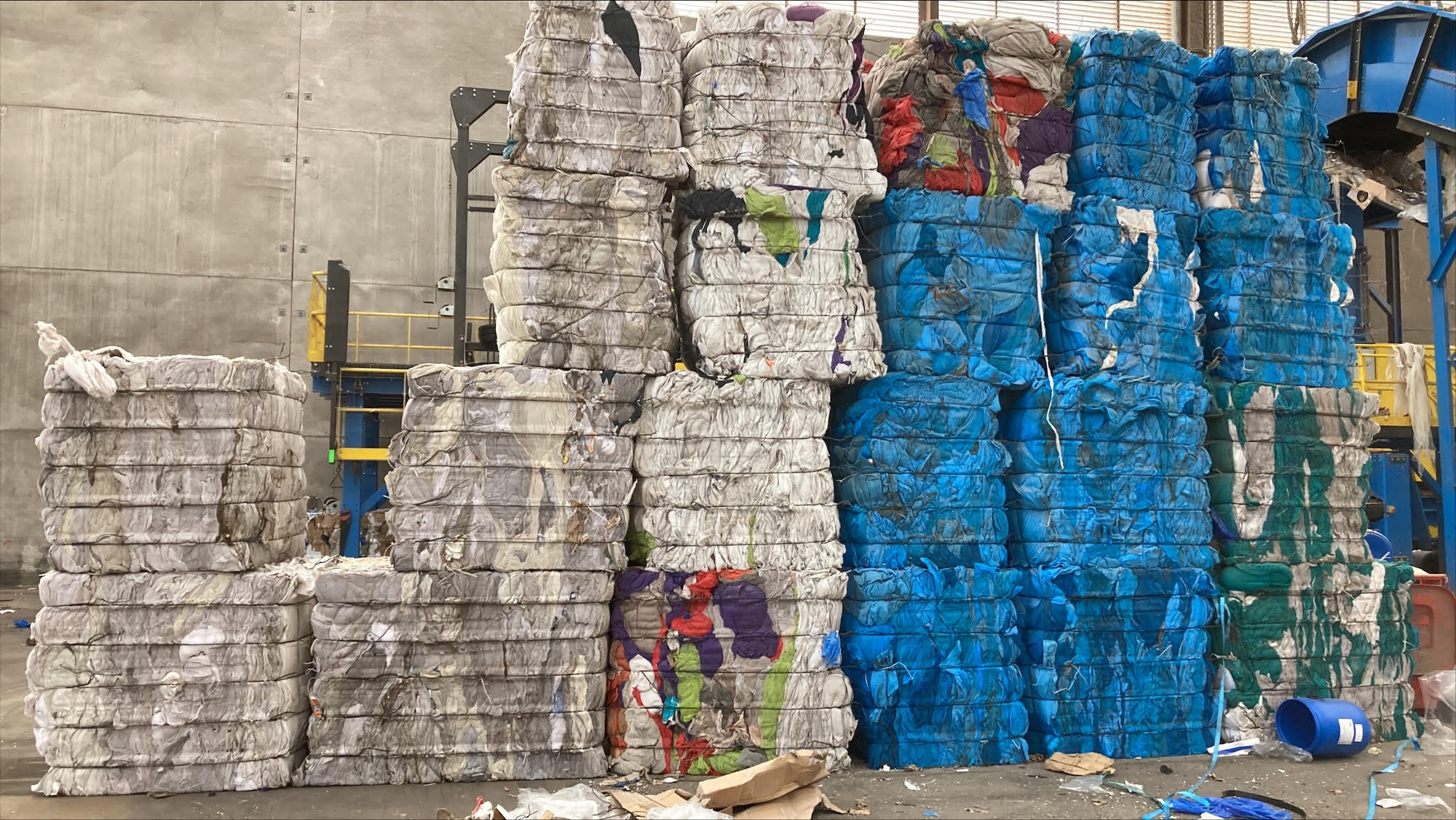 Steigernetten dichtverpakt in pallets van blauw en wit
