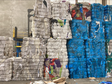 Steigernetten dichtverpakt in pallets van blauw en wit