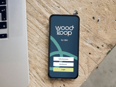 Mobiel met woodloop op telefoonscherm